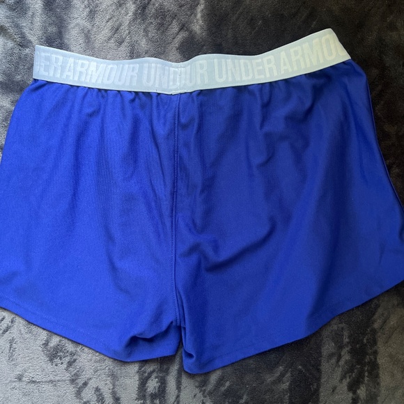 Woman’s Under Armour Workout Shorts - Picture 2 of 3